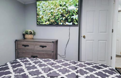 Nice house with private parking, king bed fenced yard - Foto 36