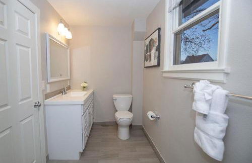 Couples Getaway | Walk to Unc | Free Cruiser Bikes - Foto 30