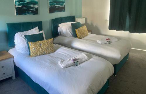 Spacious 4-bed Ample Parking Fast WiFi Contractor Family Friendly - Photo 43