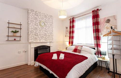 Fabulous Stay - 4 Bedroom House, sleeps 9, ideal for Business and Contractors, Free parking - Foto 2