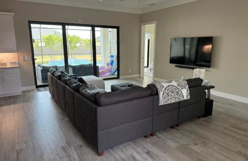 Brand New Luxury 4 bedroom heated pool home - Foto 8