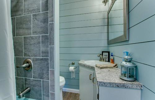 Waterfront retreat w/ wraparound deck & BBQ - Foto 11