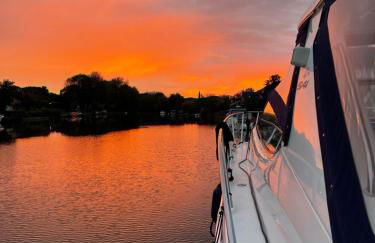 ENTIRE LUXURY yacht 70sqm Oyster Fund - Quiet and relaxing - 2 double bedrooms both en-suite - HEATING - sleeps up to 4 people - moored on our Private Island - nearby LEGOLAND THORPE PARK ASCOT RACES WENTWORTH LONDON Lapland UK -NO Parties - - Foto 28