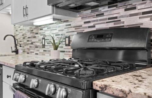 The Hideaway on Hazel- Luxury Smart Home w Hot Tub - Foto 25