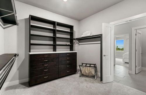 Luxury Home with Spectacular Rocky Mountain Views! - Foto 34