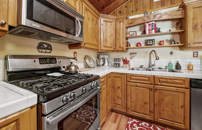 Catalina Retreat -Cozy mountain home in a tree filled neighborhood, plenty of games and a hot tub! - Foto 25