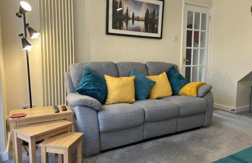 Superb Comfy 2 Bed House, Responsive & Caring Hosts Free WiFi & Parking, Close to MK Centre, Train Station, Santander, Network Rail by Webbhill Stays - Foto 10