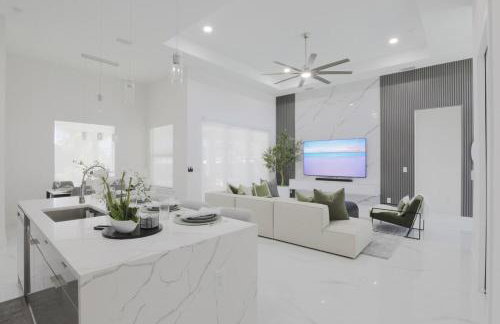 KING BED - FREE Pool Heat - 85 in TV - 4BR Villa - Foto 5