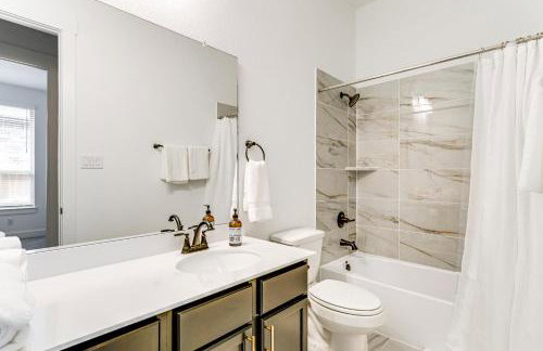 Patio and Pool Access Family Home in Tomball - Foto 17