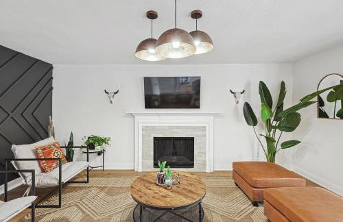 5BR w Backyard Paradise Pool Cinema Games - Foto 7