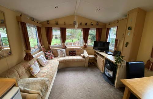 Secluded Woodland Hideaway - 2 Bed with Private Parking - Photo 4