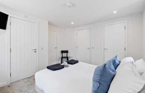 FLOUR MILL HOUSE at PITKERRO MILL, 4 double bedrooms, TVs, 3 en-suite, separate shower, wc, fully equipped kitchen, games room, large family lounge, private parking, WiFi, private garden and courtyard, long stay rates available through Honeycomb Hosts - Foto 17
