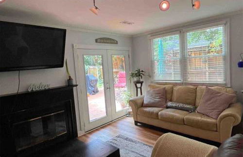 3 Bedroom Cozy Cottage with fenced in backyard and hot tub 4 miles to the beach - Foto 11