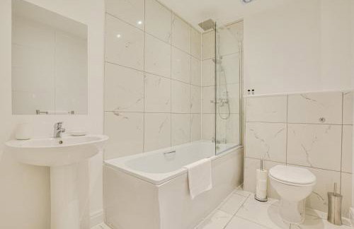 Canal View 2BR Home for Families & Friends - Foto 10