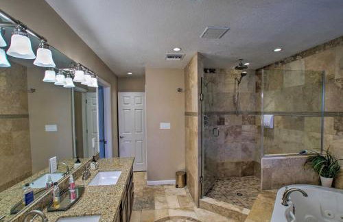 Group Getaway with Pool and Putting Green in Glendale - Foto 19