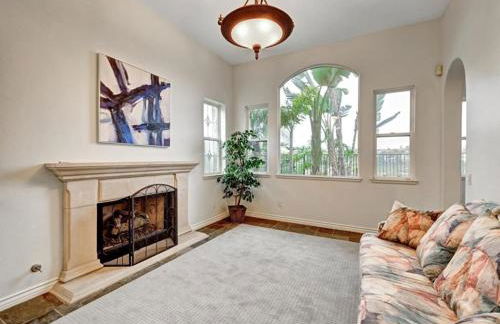 Spacious Luxury home in Gated Community with Resort Pool & Scenic Views - Photo 6