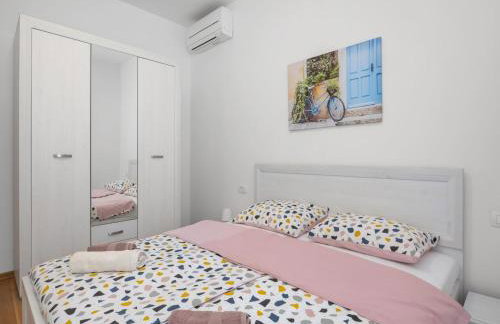 Charming Villa with Pool - Foto 25