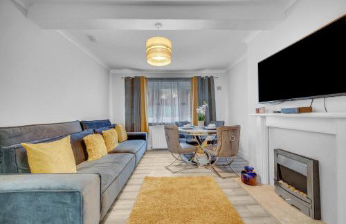 3 Bedrooms Homely House in Motherwell Sleeps 8 comfortably with 6 double beds Near Glasgow Edinburgh Free Private Parking Business Travellers Contractors Holiday Goers Near all Major transport links - Foto 1