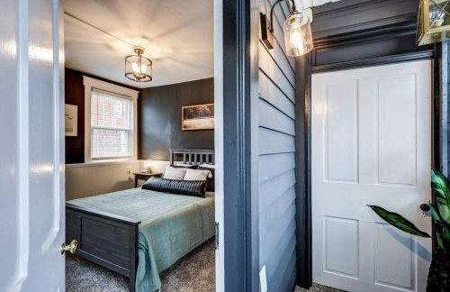 Cozy Dark & Moody Home New Reno 10 mins to Lanc - Foto 20