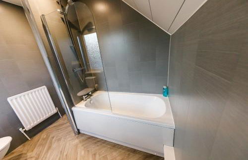 Spacious 2Bed - Great for Contractors - Driveway&Garden - Foto 58