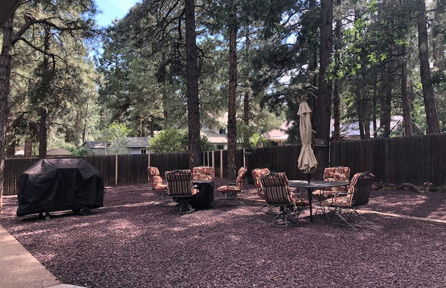 Home In The Pines Near Downtown w Hottub - Foto 15