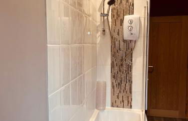 Spacious 5 Bedroom Home in Central Kidderminster with Private Parking and Electric Vehicle Facilities, Easy Access to Birmingham and Nearby Towns - Foto 23