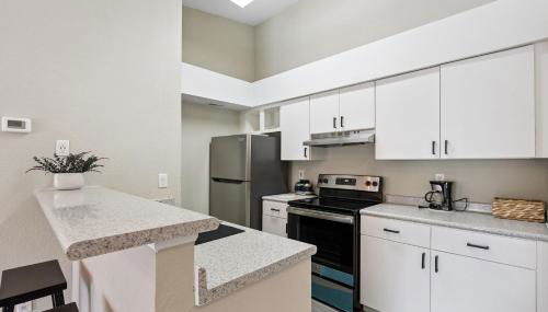 Quiet Gated Condo Near Universal with Pool and View - Foto 5