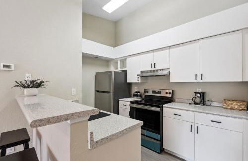 Quiet Gated Condo Near Universal with Pool and View - Foto 5