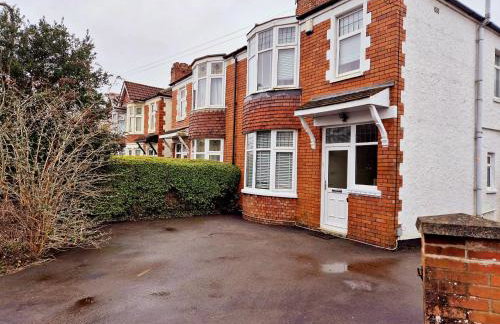 Spacious house with parking in excellent location - Foto 1