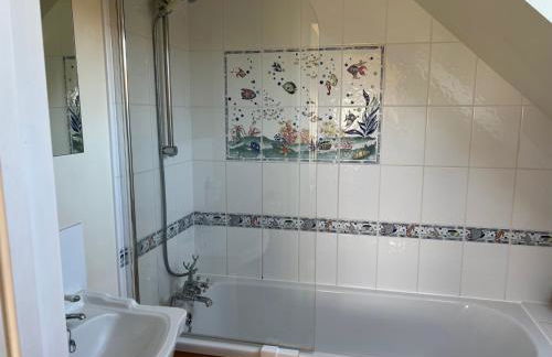 Spacious Coastal Home with Stunning Sea Views - Foto 27