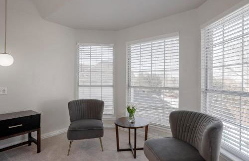 Glamorous Mansion w Private Pool and Cinema Room - Photo 22