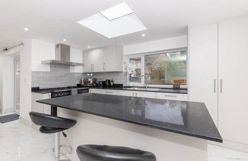 Charming Modern Home in Central Wokingham - Pass the Keys - Foto 18