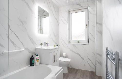 2 Bedroom Apartment-Free Parking-by Holiday Homes - Foto 11