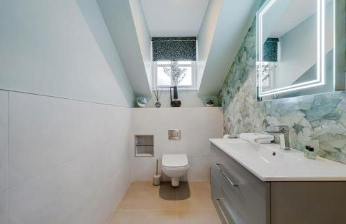 3BR Georgian Quarter Coach Houses - Private Parking - Foto 52