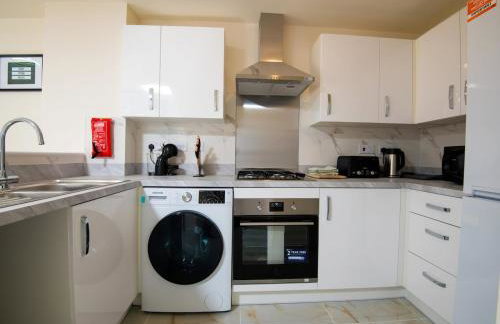 Luxury 5BDR with City Access, Free Parking and Wi-Fi - Photo 35