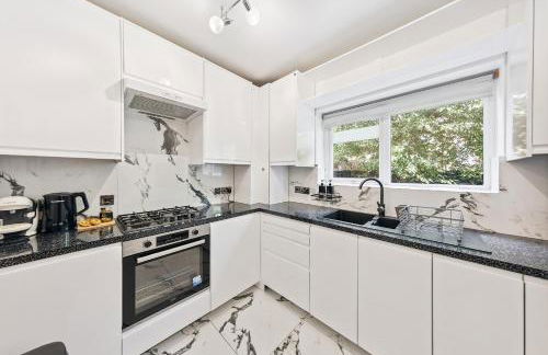 Modern and Comfortable Spacious 3 Bedroom House with Large Private Garden - Foto 19