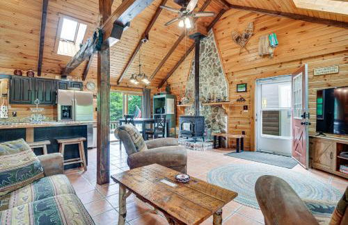 Woodsy Beaver Cove Cabin with Deck and Fire Pit! - Foto 4