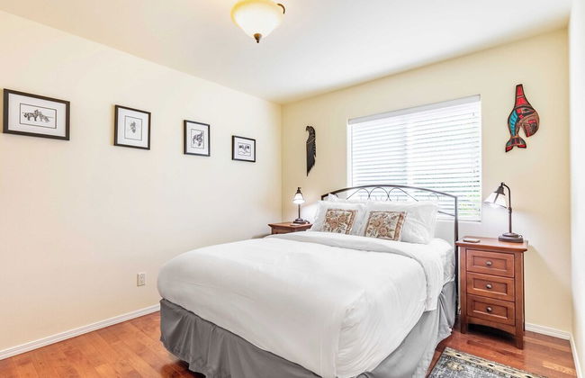 Harborview Getaway by Avantstay Walk to Beach - Photo 23