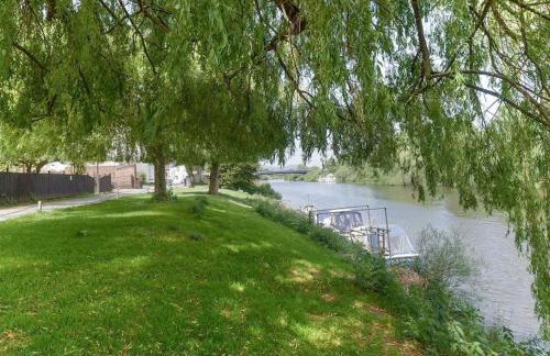 Riverside Cottage with balcony and fishing jetty - Foto 45