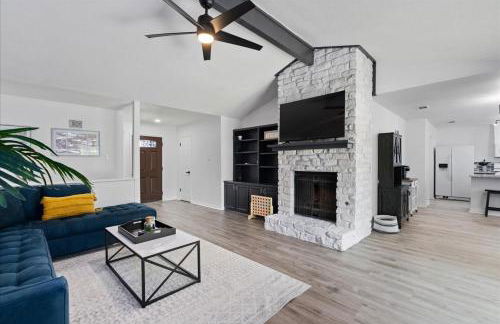 Super Comfy Home with Hot Tub! - Photo 18