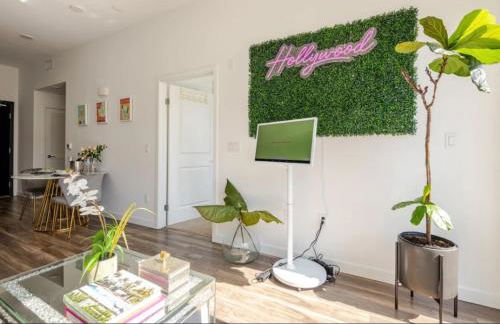 Hollywood Penthouse with Balcony & Pool View - Photo 44