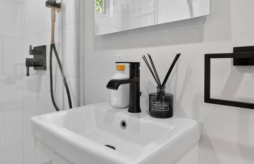 LUX Retreat Home with Yard - Foto 72