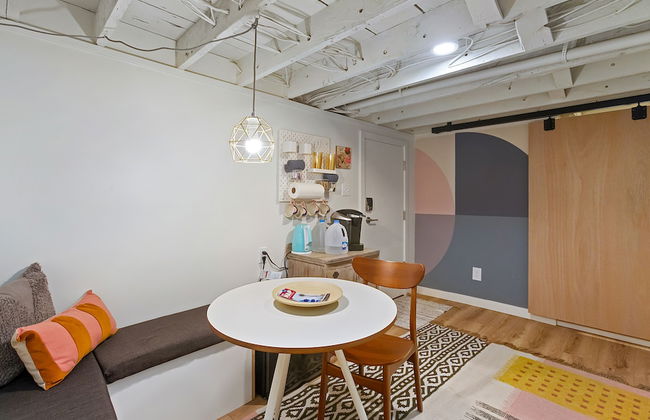 Mid-Century Vibes Basement - Foto 8