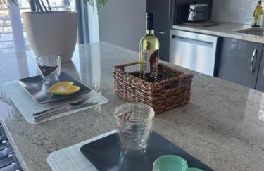 One bedroom with modern kitchen, balcony with water view - Foto 6