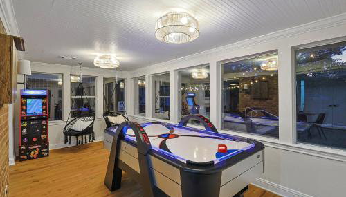 5BR w Backyard Paradise Pool Cinema Games - Foto 5