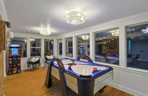 5BR w Backyard Paradise Pool Cinema Games - Foto 5