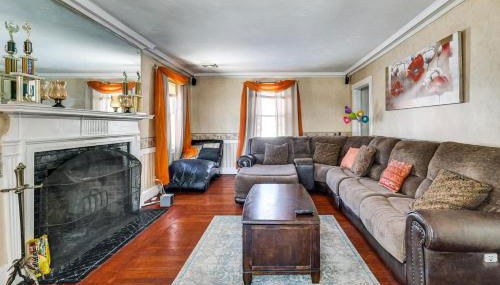 Walk to DW Field Park! Spacious Home with Deck - Foto 5