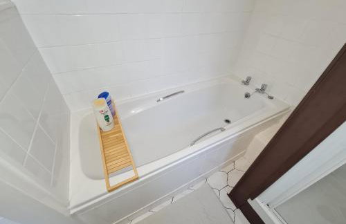 Large 3 Bed Flat, Free Parking-by Holiday Homes - Foto 12