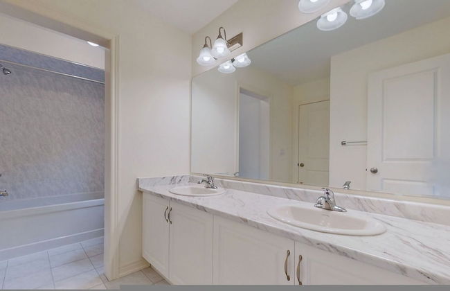 Elegance Modern 4-bedroom Home With Luxury Comforts - Photo 12