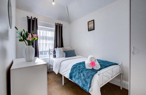 Spacious 4-Bed House in Welling - Free parking - Photo 39